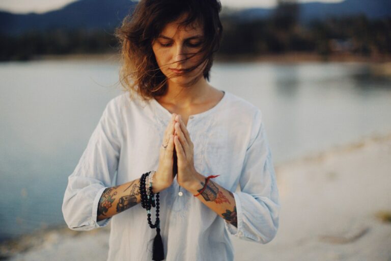 5 Simple Practices to Help You Meditate on the Maha-mantra